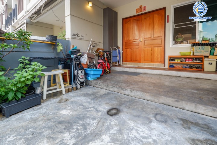 *****ทาวน์โฮมมือสองย่านกรุงเทพมหานคร ม.บ้านกลางเมืองเออบาเนียน เกษตร-นวมินทร์ 2 หลังมุม! เนื้อที่กว้างเกือบ 20 ตร.ว. ฟังก์ชัน 3 ห้องนอน 3 ห้องน้ำ 1 ที่จอดรถ ฮวงจุ้ยสุดปัง แถมฟรี! 4 เครื่องปรับอากาศ 2 เครื่องทำน้ำอุ่น บนทำเลดี ใกล้รถไฟฟ้าสายอนาคต สีชมพู "สถานีลาดปลาเค้า"